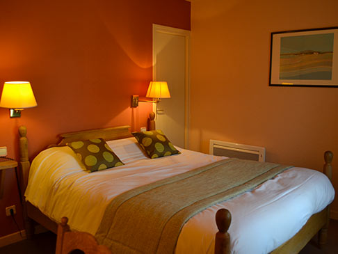 restaurant la fleur de lys, chambre d'hôtel, chambre simple, chambre double, confortable, cadre chaleureux, cormatin, cluny